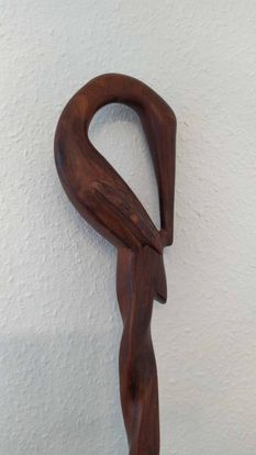 Canne de Chef Zoulou en bois la poignée représente une tête d'oiseau long bec