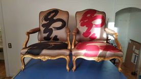 Paire de grands fauteuils LouisXVI capitonnage par un artiste calligraphe
