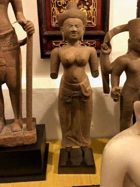 Avant restauration de l'épaule sur une sculpture Khmer Cambodge